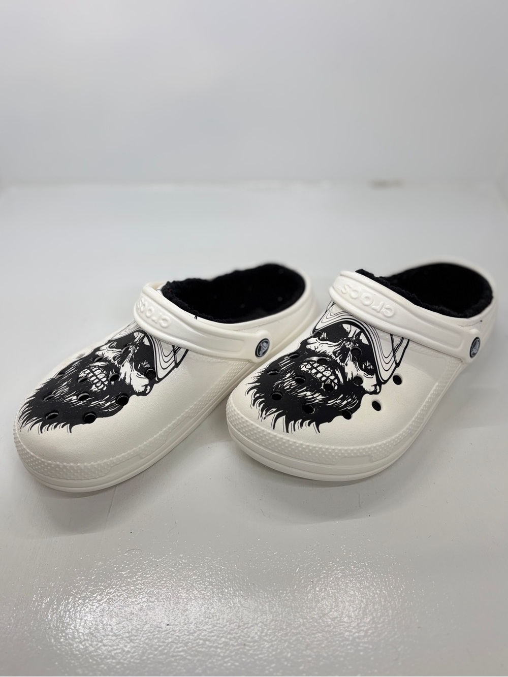 Crocs Classic Lined Skull Graphic Clogs White Black Fur Men’s 7 Women’s 9 EU 40 - Picture 6 of 10